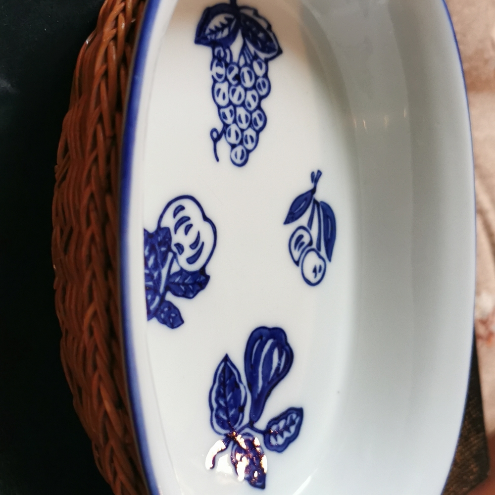 Oval small bowl with wicker holder